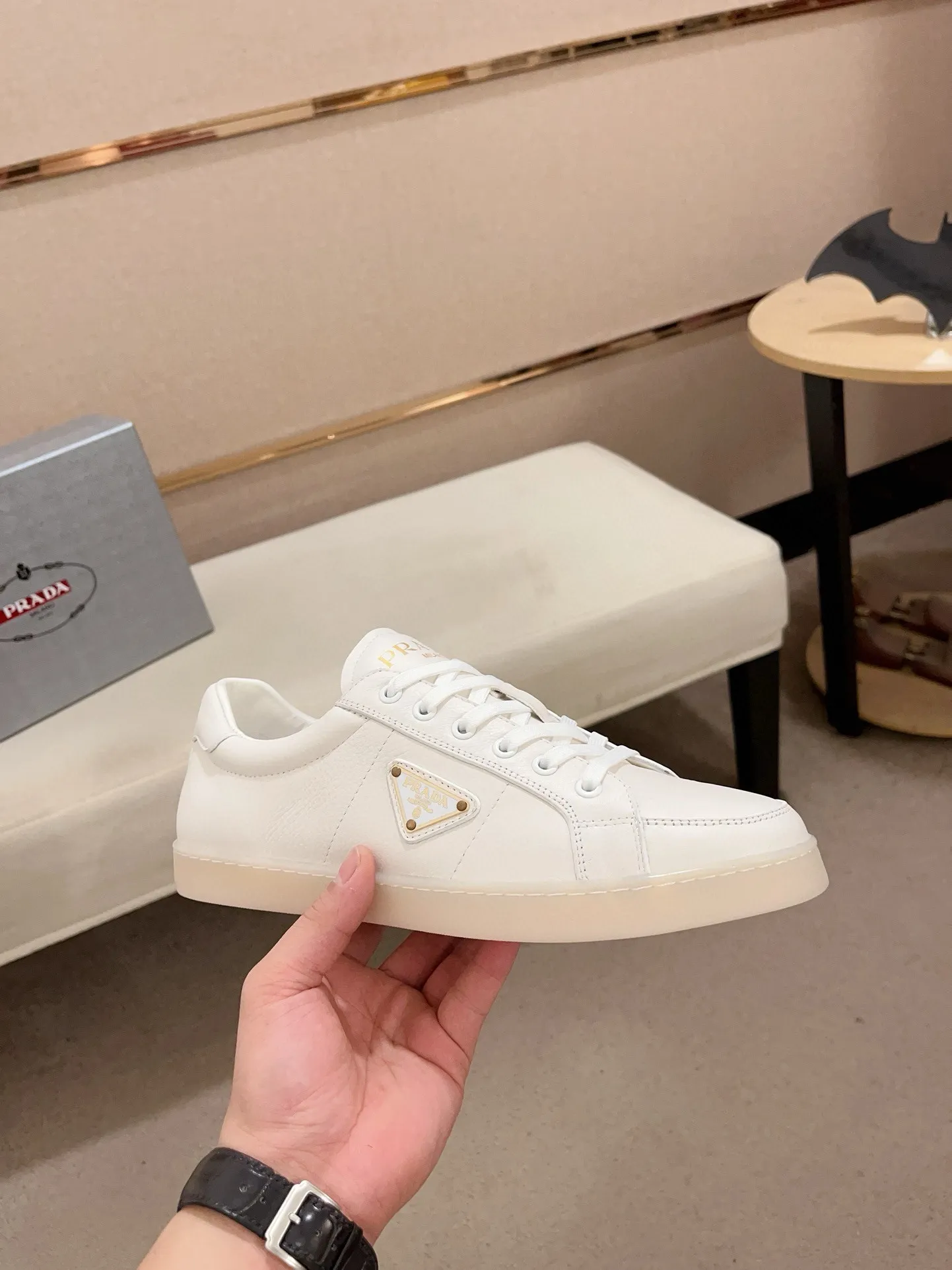 Men's shoes 💰 540💰 ✔️✔️✔️Higher version High-quality new PRADA (Prada) counters are launched at the same time. The new men's shoes and 😘 fabrics are made of high-tech glue-making technology. Lining: Full cowhide lining. 👍🏿 High-end ☄️ air-cushion molded anti-slip rubber outsole, exquisite lines, simple and elegant, comfortable and high-end for leisure travel. Code number: 38 to 44 (45 can be customized and cannot be returned or exchanged)